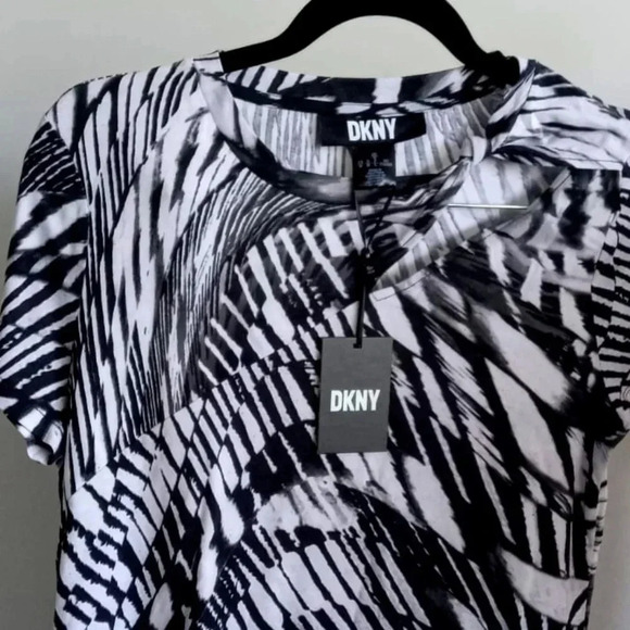 NWT DKNY Black and white T Shirt size M - Picture 1 of 4